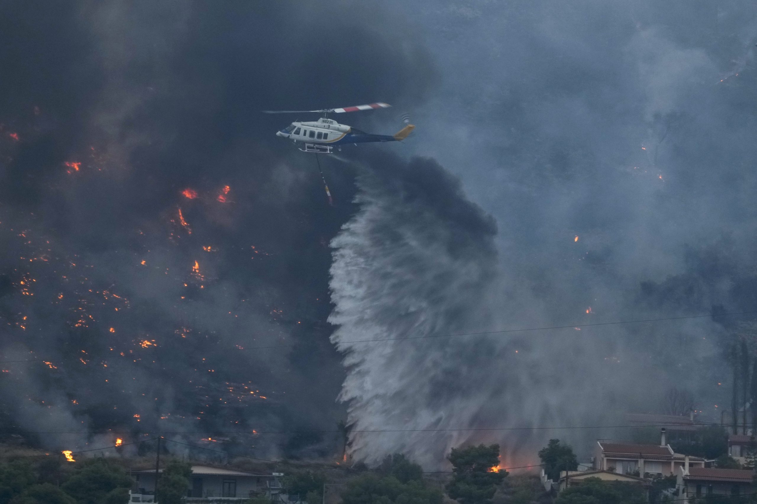 2.500 de turiști au fost evacuați din Corfu. Cinci regiuni din Grecia au risc maxim de incendii luni