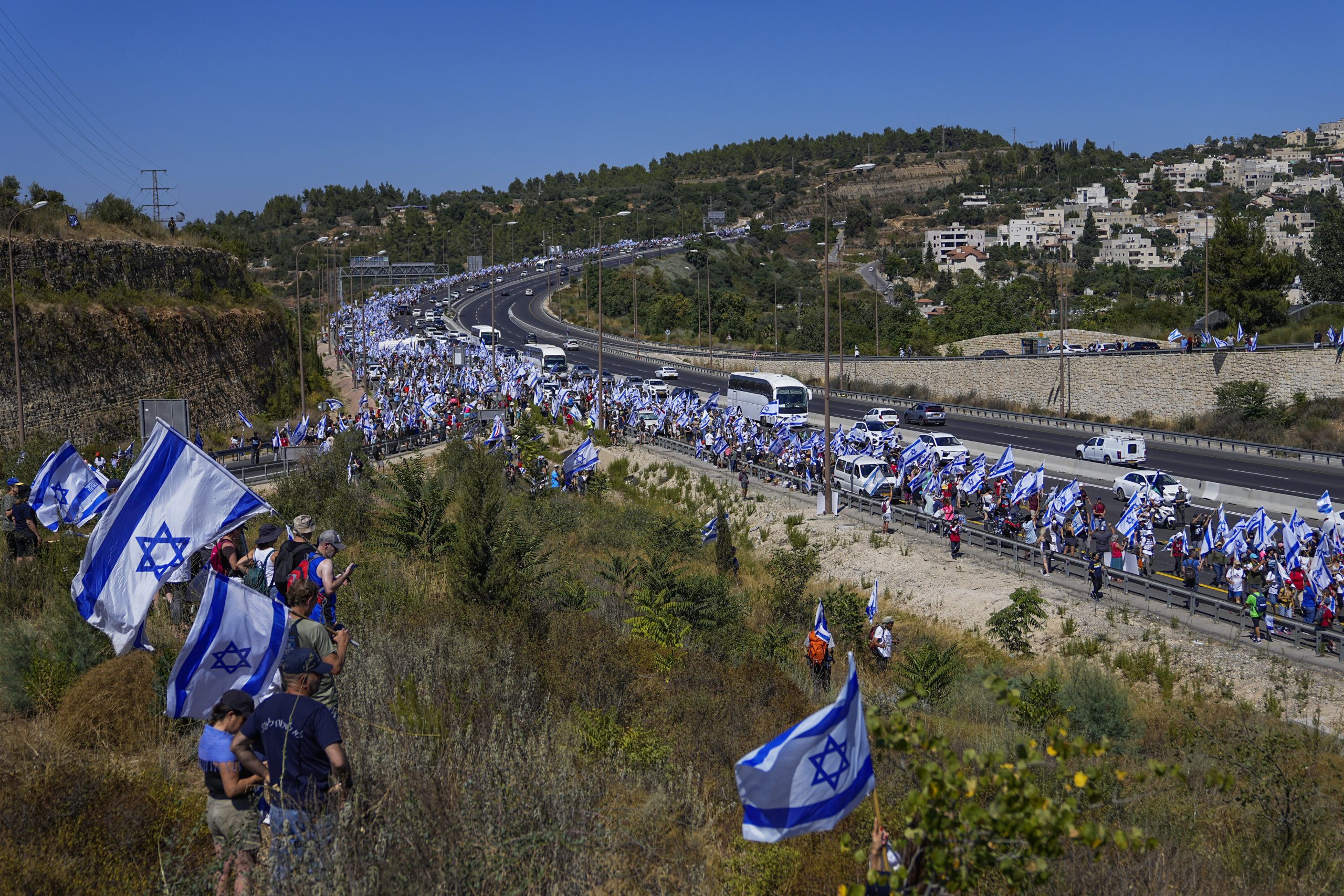 VIDEO 40.000 de oameni au mărșăluit de la Tel Aviv la Ierusalim. Ciocniri cu poliția lângă Curtea Supremă din Israel