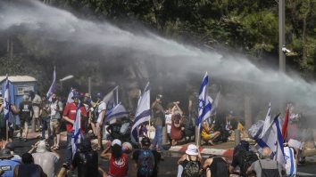 VIDEO Zi decisivă în Israel, protestarii blochează accesul în Parlament, sunt închise drumuri, benzinării și mall-uri. Joe Biden cere amânarea reformei Justiției