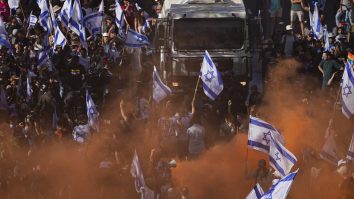 Parlamentul din Israel a votat legea care limitează puterea Curții Supreme, protestele continuă. Harrari: Democrația Israelului luptă pentru viață