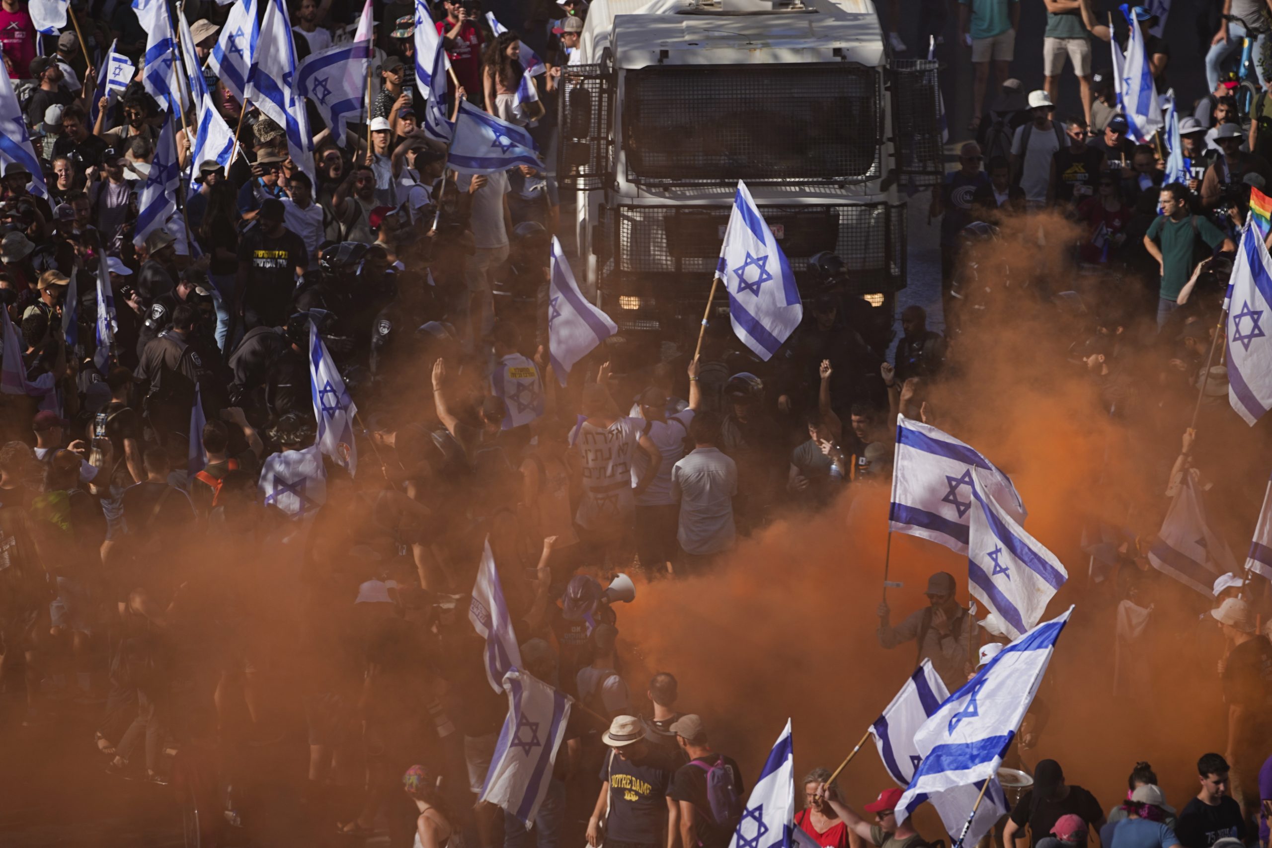Parlamentul din Israel a votat legea care limitează puterea Curții Supreme, protestele continuă. Harrari: Democrația Israelului luptă pentru viață