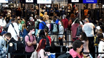 Cum poți să eviți cozile din aeroporturi? Sfaturile unui operator de bagaje