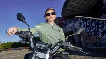 FOTO-VIDEO. BMW lansează ochelarii smart pentru motocicletă, care se adaptează la diferite forme ale feței