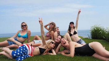 O femeie a fost arestată la conacul lui Taylor Swift din Rhode Island. Ce acuzații îi sunt aduse