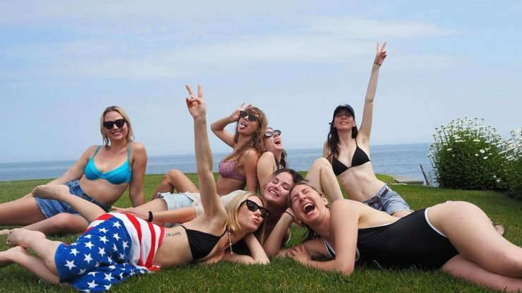 O femeie a fost arestată la conacul lui Taylor Swift din Rhode Island. Ce acuzații îi sunt aduse