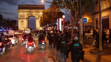 A cincea noapte de proteste în Franța. 719 persoane au fost arestate, dintre care aproape 200 la Paris