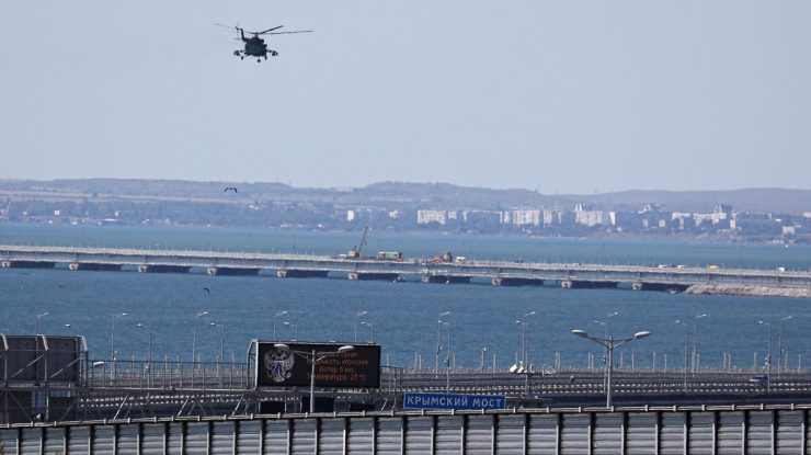 Traficul a fost parțial restabilit pe podul din Crimeea, la o zi după ce a fost atacat