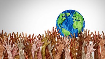 Emilian Mihailov: Într-o țară democratică, oamenii ies în stradă și politicienii mai renunță la ambițiile lor