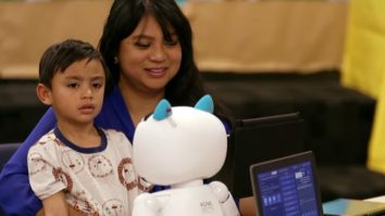 VIDEO. Cum îi învață roboții de la o bibliotecă din California pe copiii cu autism