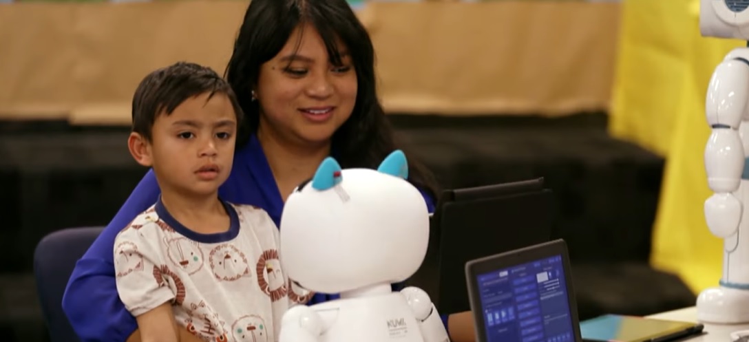 VIDEO. Cum îi învață roboții de la o bibliotecă din California pe copiii cu autism