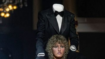 FOTO-VIDEO. Cele mai spectaculoase colecții de la PFW Haute Couture 2023: o rochie-armură imprimată 3D și costume de baie „decorate” cu manechine fără cap în smokinguri negre