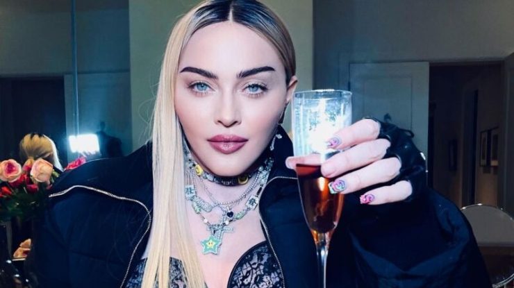 FOTO. Cum s-a fotografiat Madonna după ce a ieșit din spital. „Arăta mai tânără decât fiica ei”