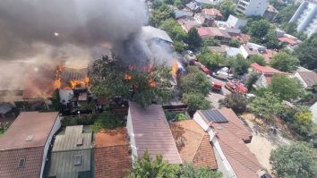 Incendiu în București: Trei case sunt cuprinse de flăcări. Două persoane au fost evacuate