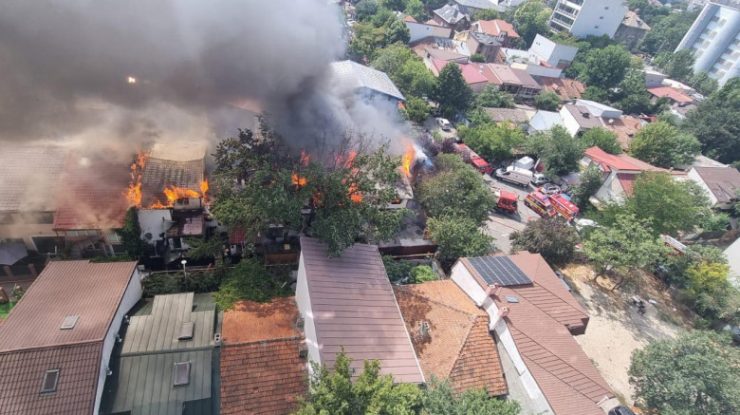 Incendiu în București: Trei case sunt cuprinse de flăcări. Două persoane au fost evacuate