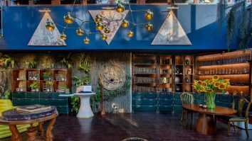 Locul în care mâncarea te alege pe tine. Mănânci ce îți pică la cărțile de tarot