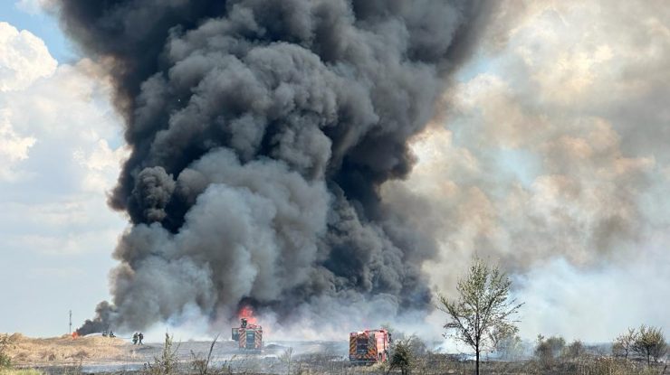 VIDEO. Incendiu de vegetație cu degajări mari de fum între Bragadiru și Măgurele. Două persoane au fost rănite