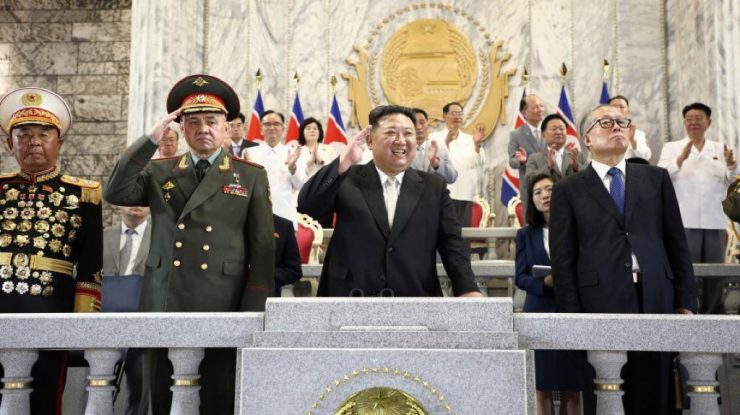 FOTO-VIDEO. Kim Jong Un i-a prezentat ministrului rus al Apărării, Serghei Șoigu, rachetele balistice ale Coreei de Nord