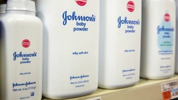 Johnson & Johnson’s e bună de plată: 18,8 milioane de dolari unui bărbat care s-a îmbolnăvit, după expunerea la pudra de talc