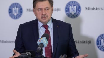 Rafila cheamă la apel toate DSP-urile, după ce o femeie a născut în fața spitalului din Urziceni. Poliția a deschis o anchetă în acest caz/ Directoarea spitalului, amendată cu 4.000 de lei