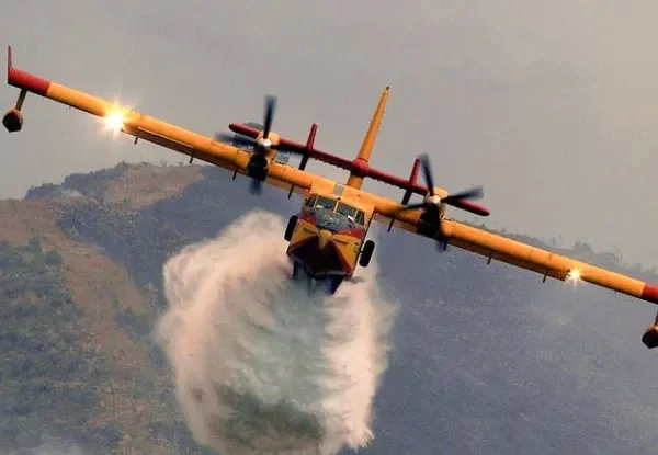 VIDEO. Momentul în care un avion Canadair se prăbușește în Grecia. Cei doi piloți care încercau să stingă focul din Karistos au murit