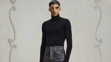 Uiți de caniculă cu pantalonii de 25.000 de euro, pictați manual în 100 de ore. Seamănă cu denim decolorat și cu pantalonii de piele uzați