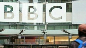 BBC îl suspendă pe prezentatorul acuzat că a plătit un adolescent pentru fotografii cu conținut sexual explicit/Guvernul a purtat discuții cu directorul general