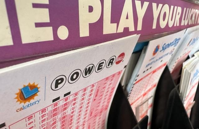 O americancă a mințit că a câștigat un miliard de dolari la loterie, doar ca să se vadă la televizor. Ce riscă acum