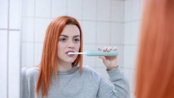 Dacă ai grijă de dinți ar putea fi benefic pentru creier. Ce au descoperit cercetătorii