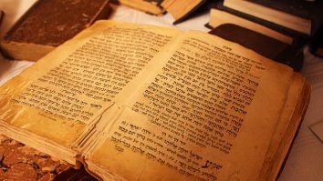 Biblia și Tora, arse în fața ambasadei Israelului din Stockholm. De ce a autorizat poliția protestul