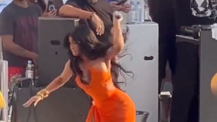 VIDEO. Cardi B a aruncat cu microfonul într-un spectator care a stropit-o cu o băutură în timpul unui concert