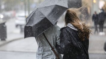 Vremea se schimbă în weekend. ANM emite cod galben de viscol, ploi și ninsori în 28 de județe. Cum e vremea în București