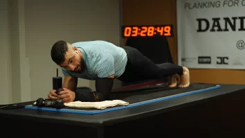 Daniel Scali bate recordul la flotări. Australianul a vrut să demonstreze că pentru victorie trebuie să-ți depășești limitele