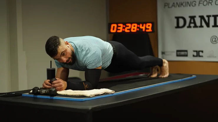 Daniel Scali bate recordul la flotări. Australianul a vrut să demonstreze că pentru victorie trebuie să-ți depășești limitele