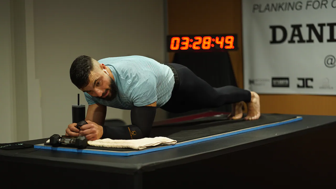 Daniel Scali bate recordul la flotări. Australianul a vrut să demonstreze că pentru victorie trebuie să-ți depășești limitele