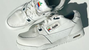 O pereche de pantofi sport Apple, făcută la comandă doar pentru angajați în anii 1990, este scoasă la licitație pentru suma de 50.000 de dolari