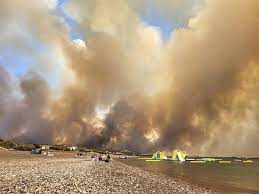 VIDEO. Sute de persoane au fost evacuate de pe insula Rodos, din cauza incendiilor