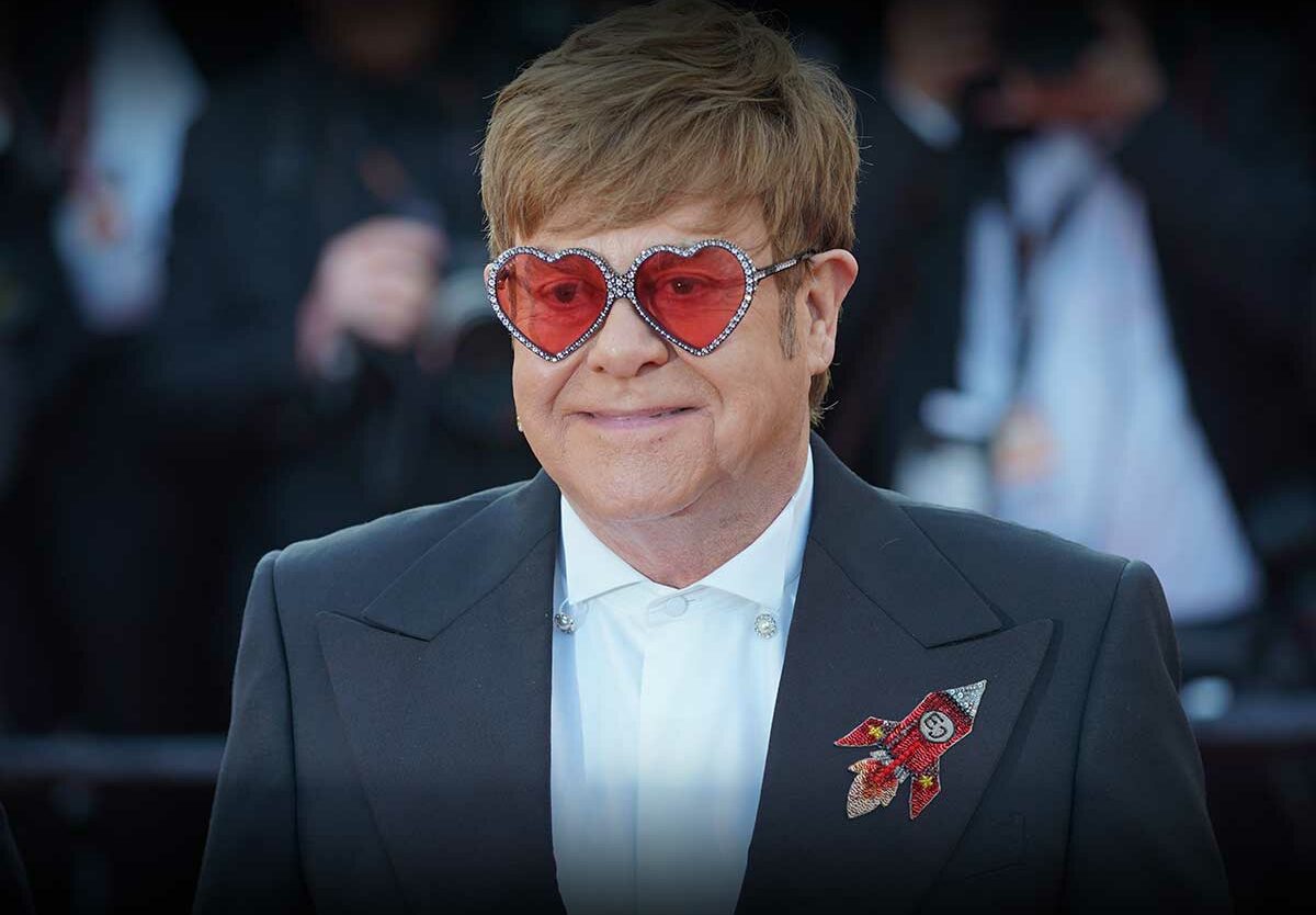 Sir Elton John spune că nu mai vede cu ochiul drept de patru luni, iar ochiul stâng „nu e în cea mai bună stare”, în urma unei infecții grave