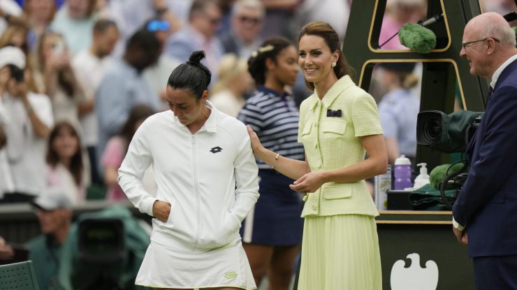 VIDEO. Kate Middleton o consolează pe Ons Jabeur, după înfrângerea de la Wimbledon