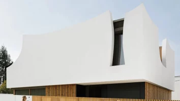 FOTO. Casa Pátios de Pétalas: O casă albă curbată inspirată de flori, creată de Sandra Micaela Casinha Atelier în Porto