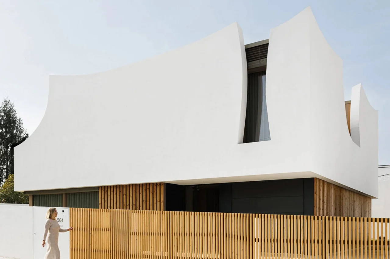 FOTO. Casa Pátios de Pétalas: O casă albă curbată inspirată de flori, creată de Sandra Micaela Casinha Atelier în Porto