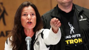 VIDEO. Greva actorilor de la Hollywood. Fran Drescher: „Serialele, digitalul, inteligența artificială, suntem în pericol să fim înlocuiți de mașini”