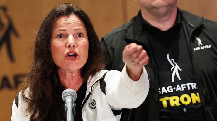 VIDEO. Greva actorilor de la Hollywood. Fran Drescher: „Serialele, digitalul, inteligența artificială, suntem în pericol să fim înlocuiți de mașini”