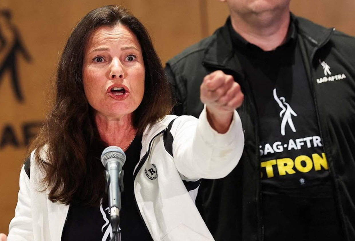 VIDEO. Greva actorilor de la Hollywood. Fran Drescher: „Serialele, digitalul, inteligența artificială, suntem în pericol să fim înlocuiți de mașini”