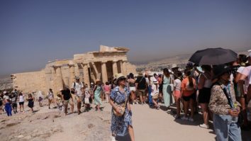 VIDEO Mii de turiști panicați părăsesc insula Rodos. Ce temperaturi vor arăta termometrele zilele următoare