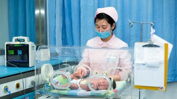 Oamenii fac copii mai târziu, iar ratele de fertilitate sunt în scădere: „Până în 2050, circa 50% dintre cupluri vor folosi diverse tehnologii artificiale ca să aibă un copil”