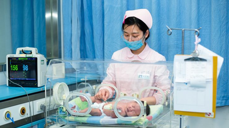 Oamenii fac copii mai târziu, iar ratele de fertilitate sunt în scădere: „Până în 2050, circa 50% dintre cupluri vor folosi diverse tehnologii artificiale ca să aibă un copil”