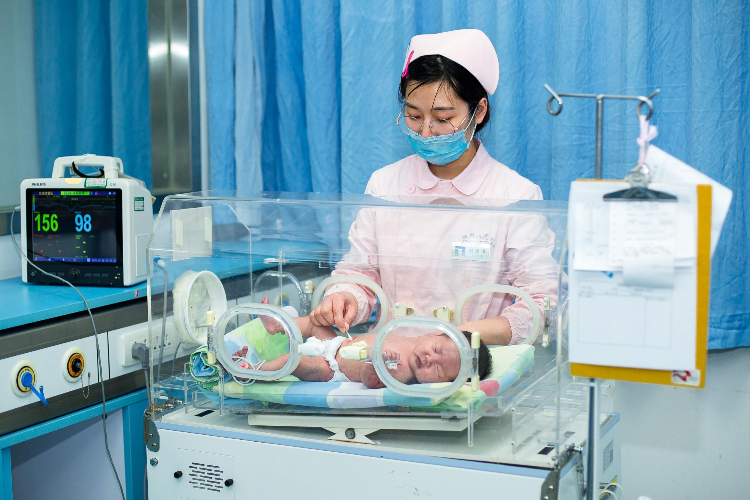 Oamenii fac copii mai târziu, iar ratele de fertilitate sunt în scădere: „Până în 2050, circa 50% dintre cupluri vor folosi diverse tehnologii artificiale ca să aibă un copil”