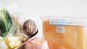 Prima țară din lume care interzice pungile de plastic pentru fructele și legumele din supermarketuri