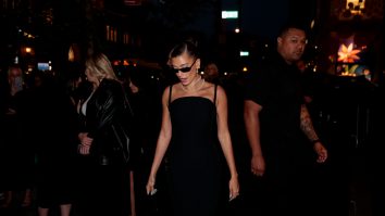 Hailey Bieber a stârnit reacții atunci când a purtat un top „Nepo Baby”: „Am purtat tricoul să arăt că da, sunt un copil al unor părinți celebri”