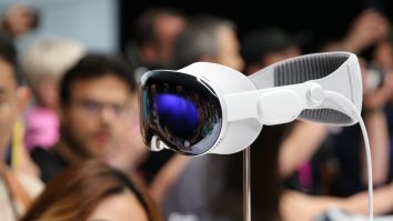 Apple, nevoită să reducă drastic previziunile de producție pentru căștile VR Vision Pro. Cauza ar fi provocările legate de design